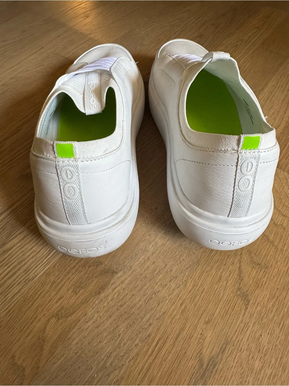OOFOS Club Plus Like New White Men's slip on Leather Sneakers